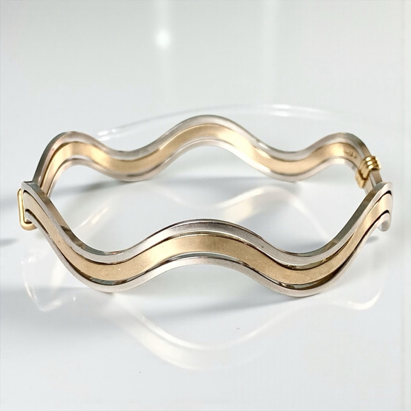 Vintage Avon Wavy Goldtone Silvertone Bangle Bracelet. Two tone. - Picture 2 of 8